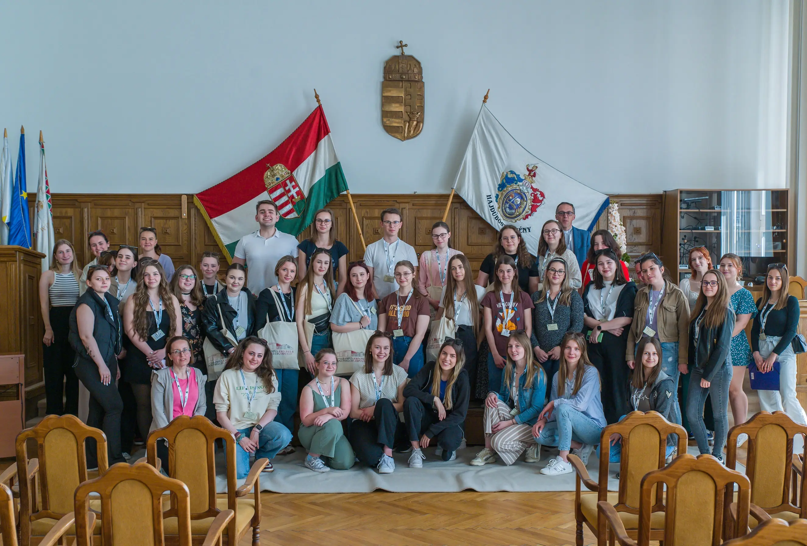 A képen ruházat, személy, bútorok, fedett pályás látható
Automatikusan generált leírás